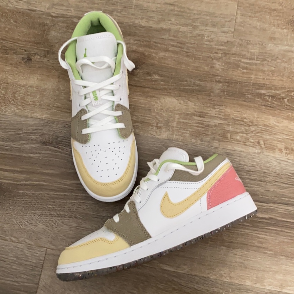 Nike Air Jordan 1 Low. Size 6Y. New in box!Firm. No offers.